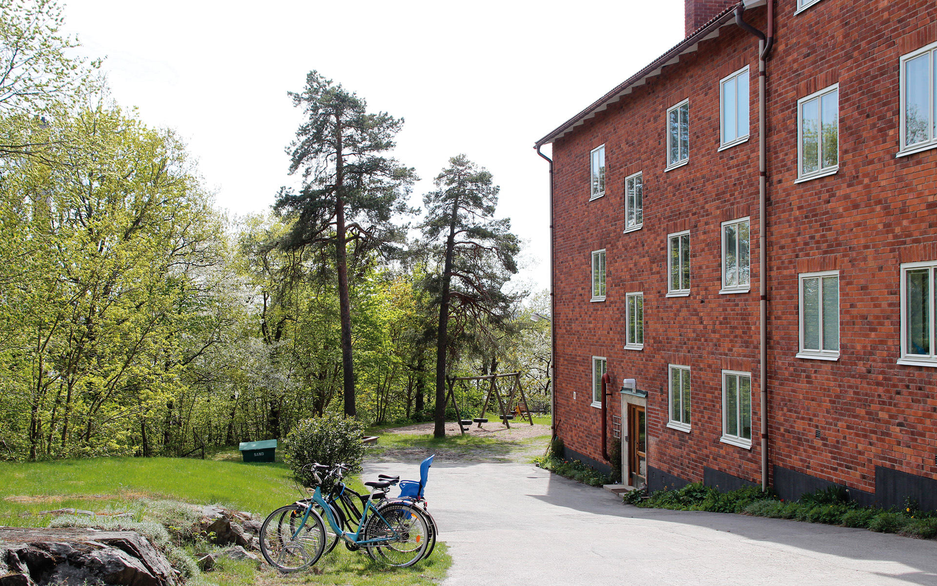 Gård och gångväg