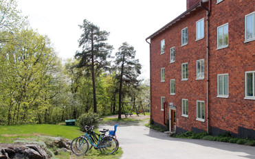 Gård och gångväg