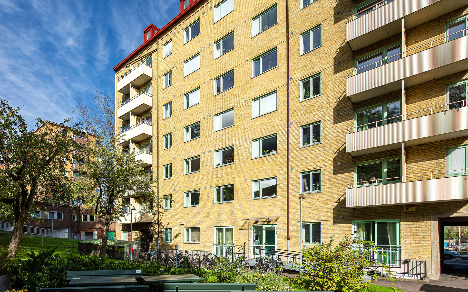 Fasad och gård