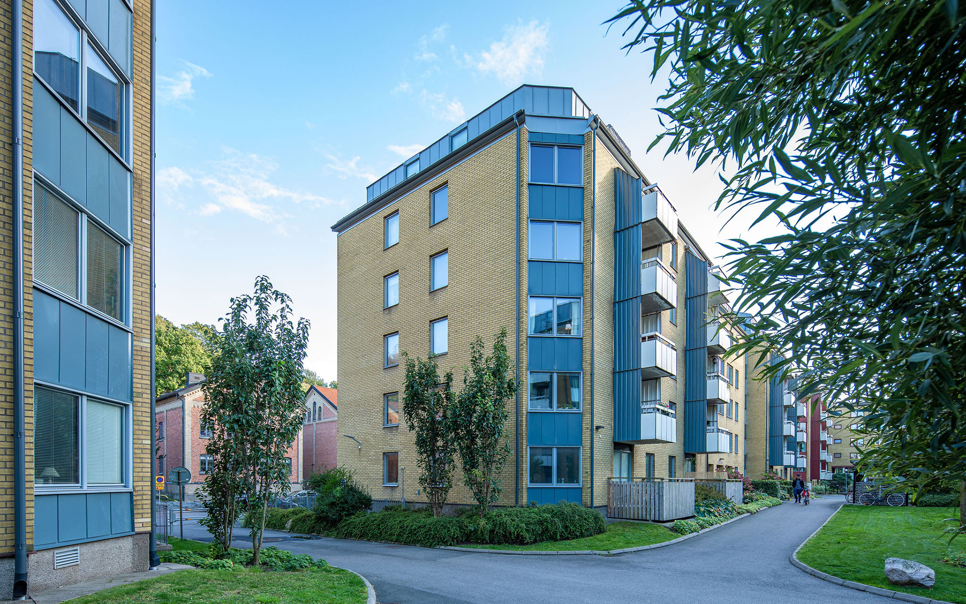 Annedal fasad och gångväg