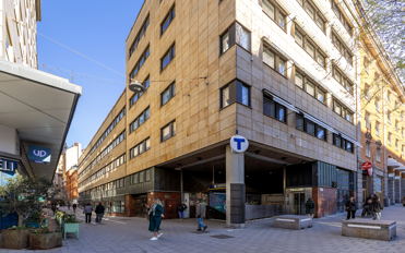 Fasad och tunnelbanenedgång