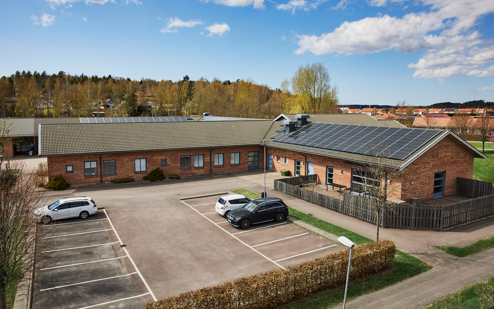 Fasad med parkering