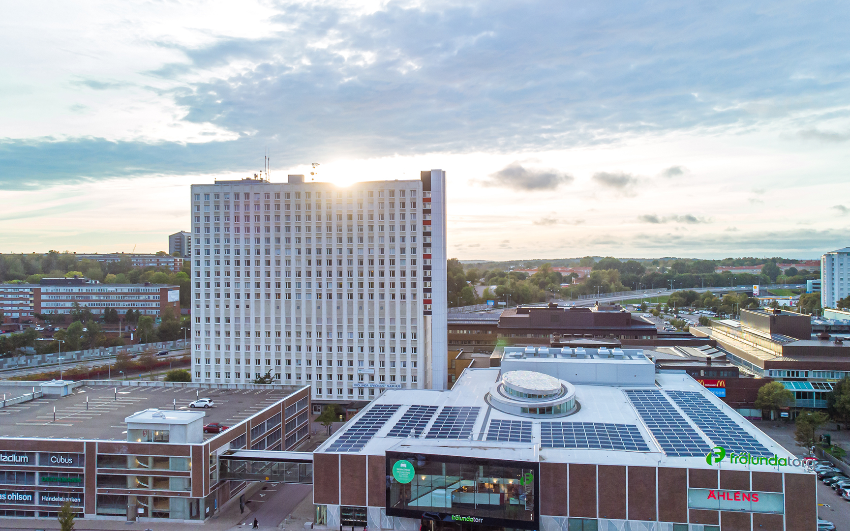 Fasad med Frölunda torg i förgrunden