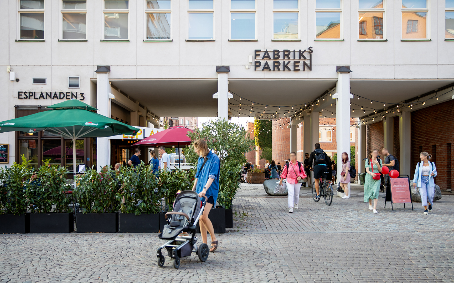 Fabriksparken entré in i området