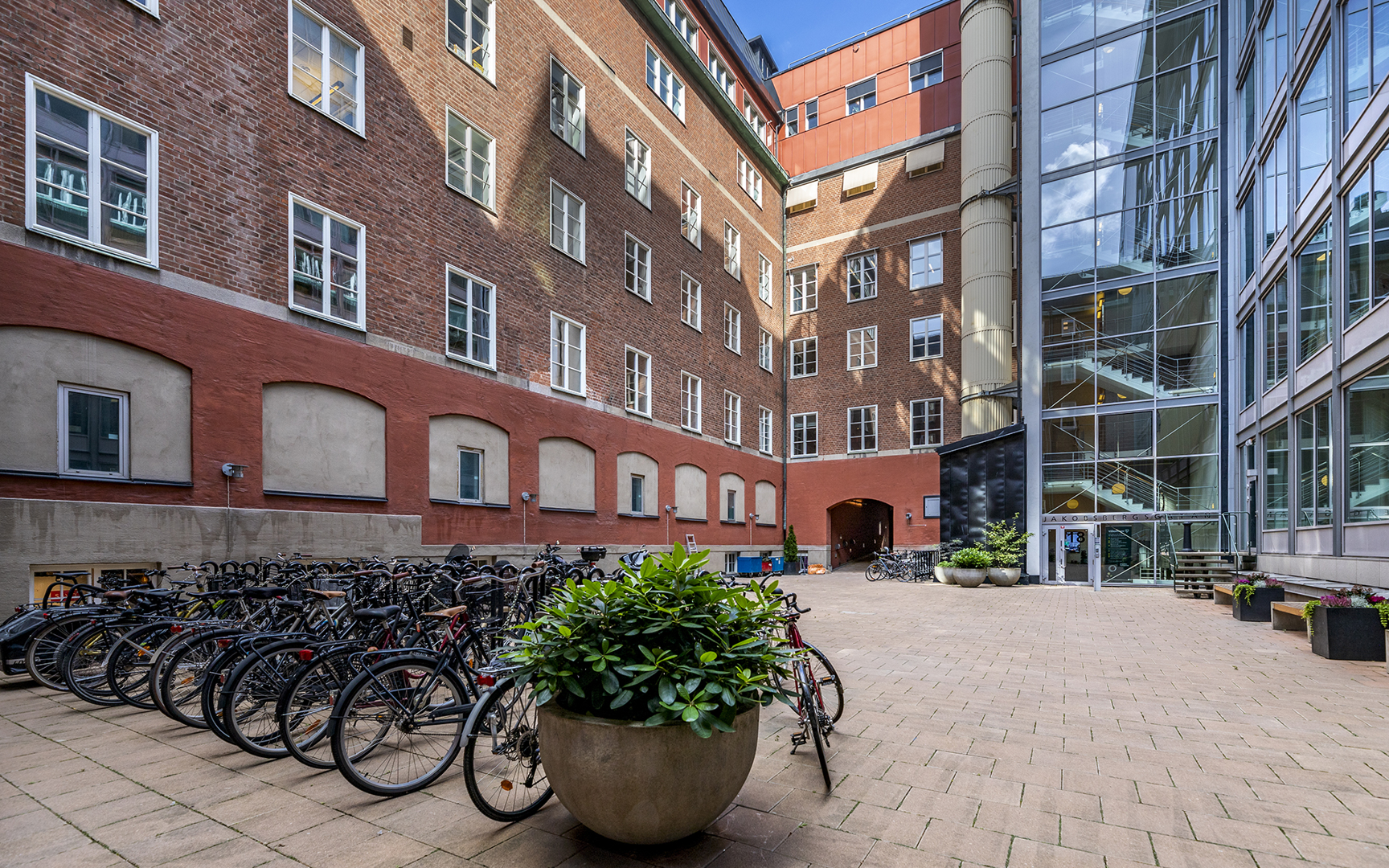 Gård med cykelparkering