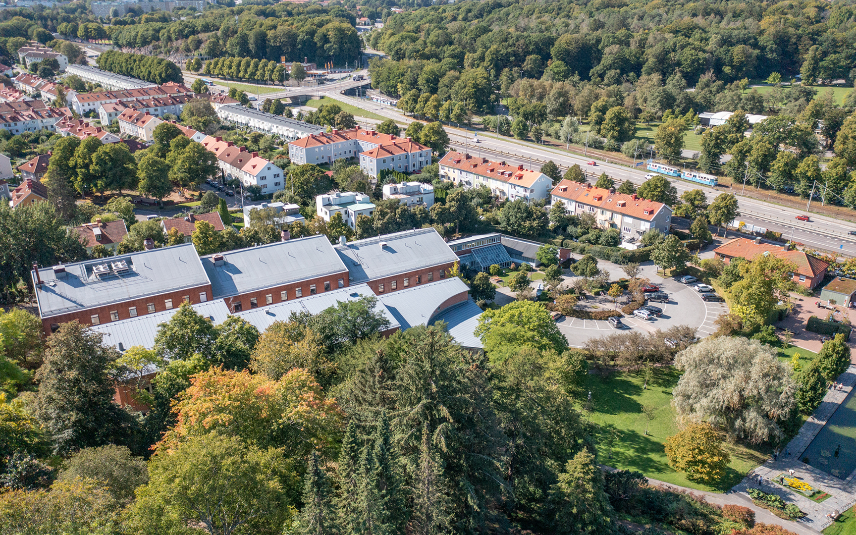 Strategiskt läge i vackra Botan, dit Dag Hammarskjöldsleden, flertalet  spårvagns- och busslinjer samt cykelvägar leder.