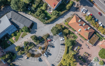 På fastigheten finns 44 p-platser.