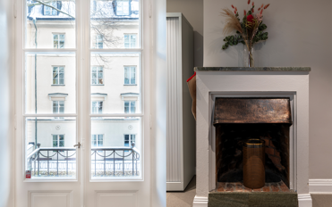 Detaljbild på balkong och öppen spis