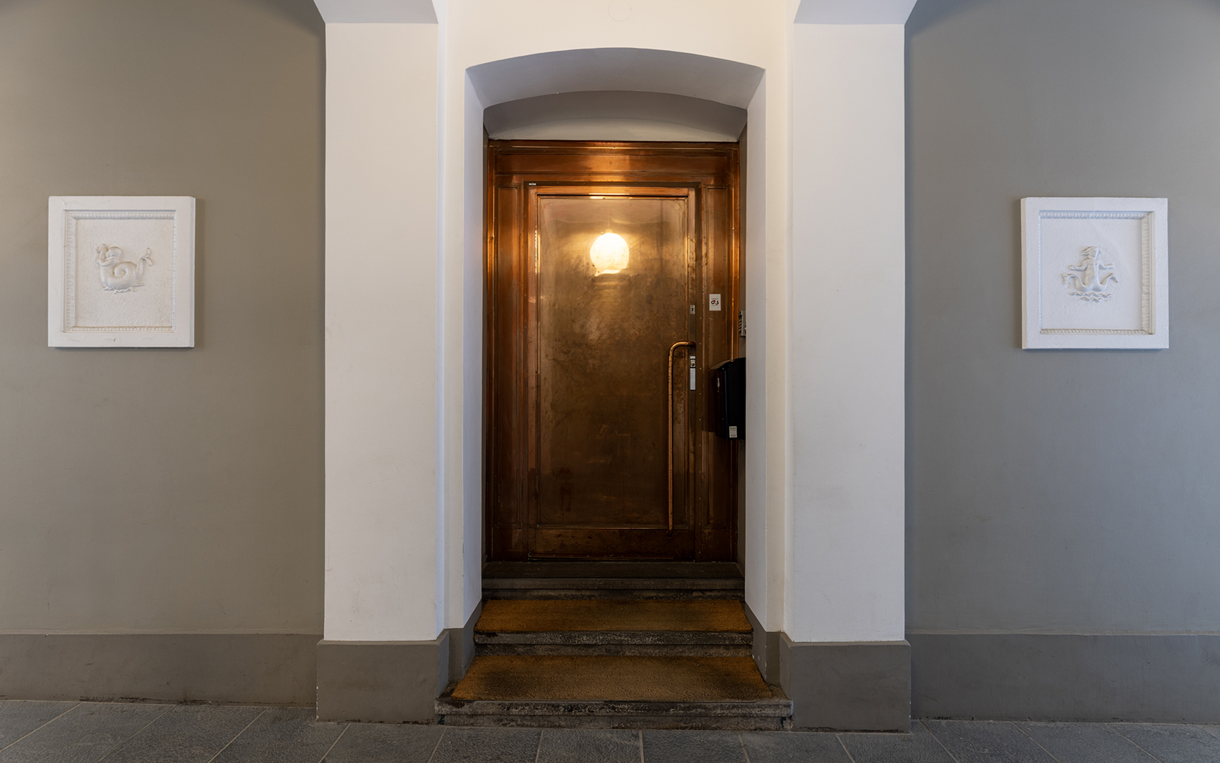 Koppardörr in till lokalen