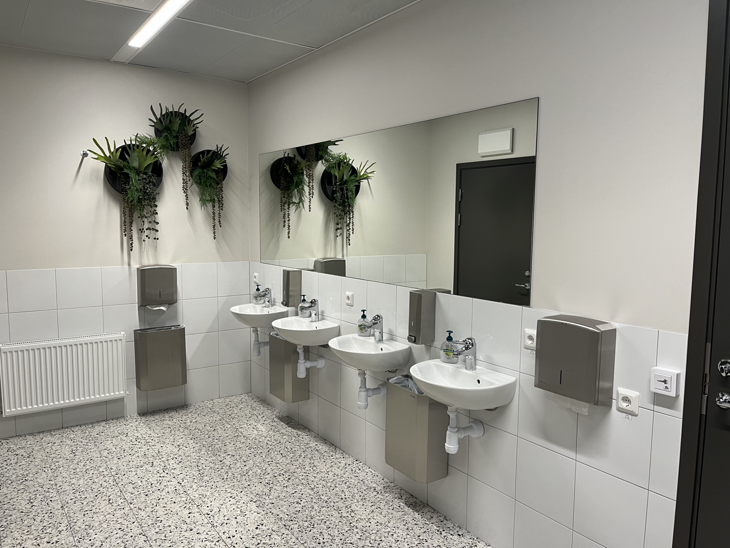 Gemensamma omklädningsrum med duschar finns i fastigheten