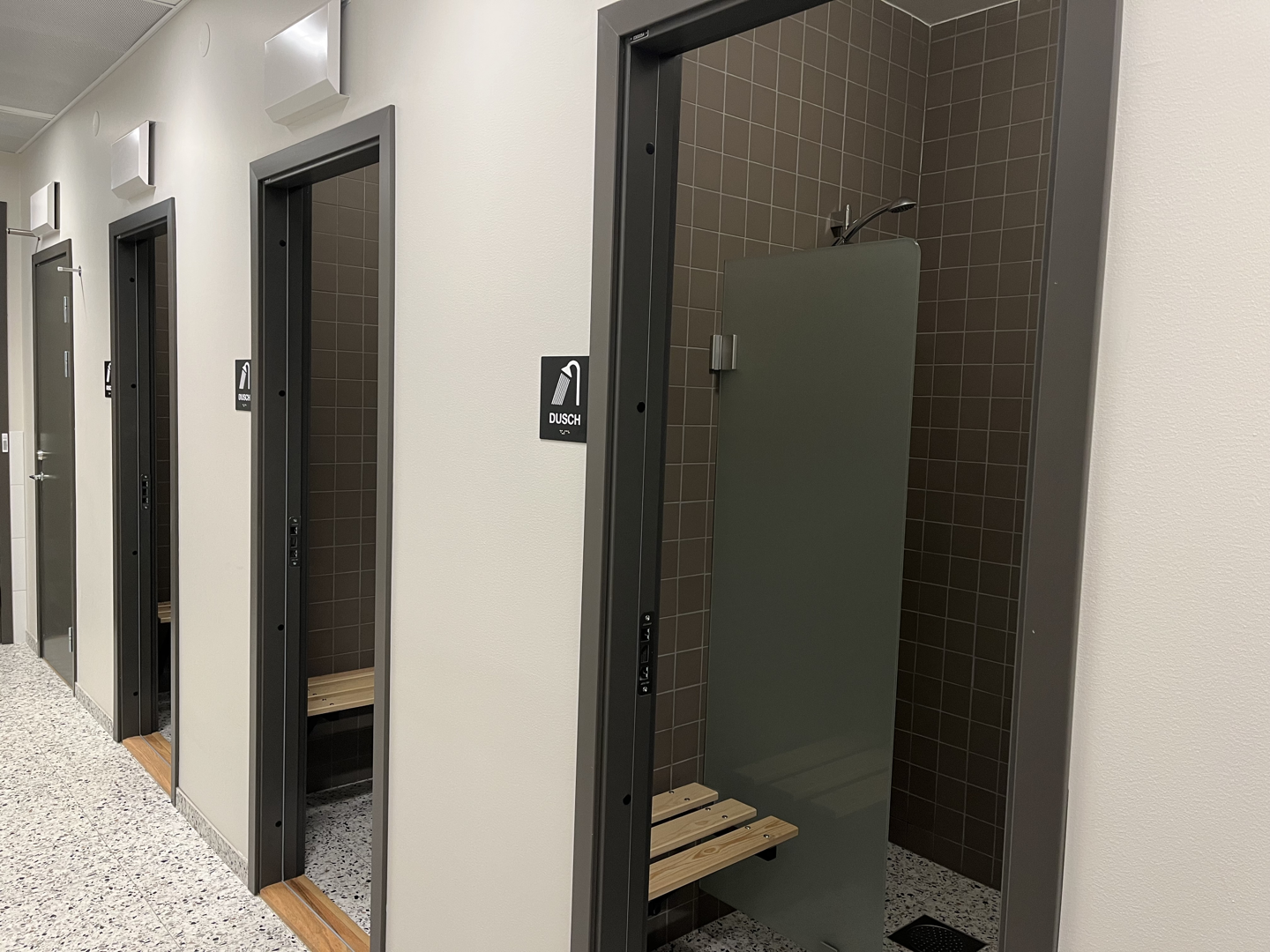 Gemensamma omklädningsrum med duschar finns i fastigheten