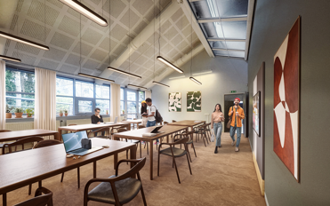 Föreläsningssal med fönster i både fasad och tak.