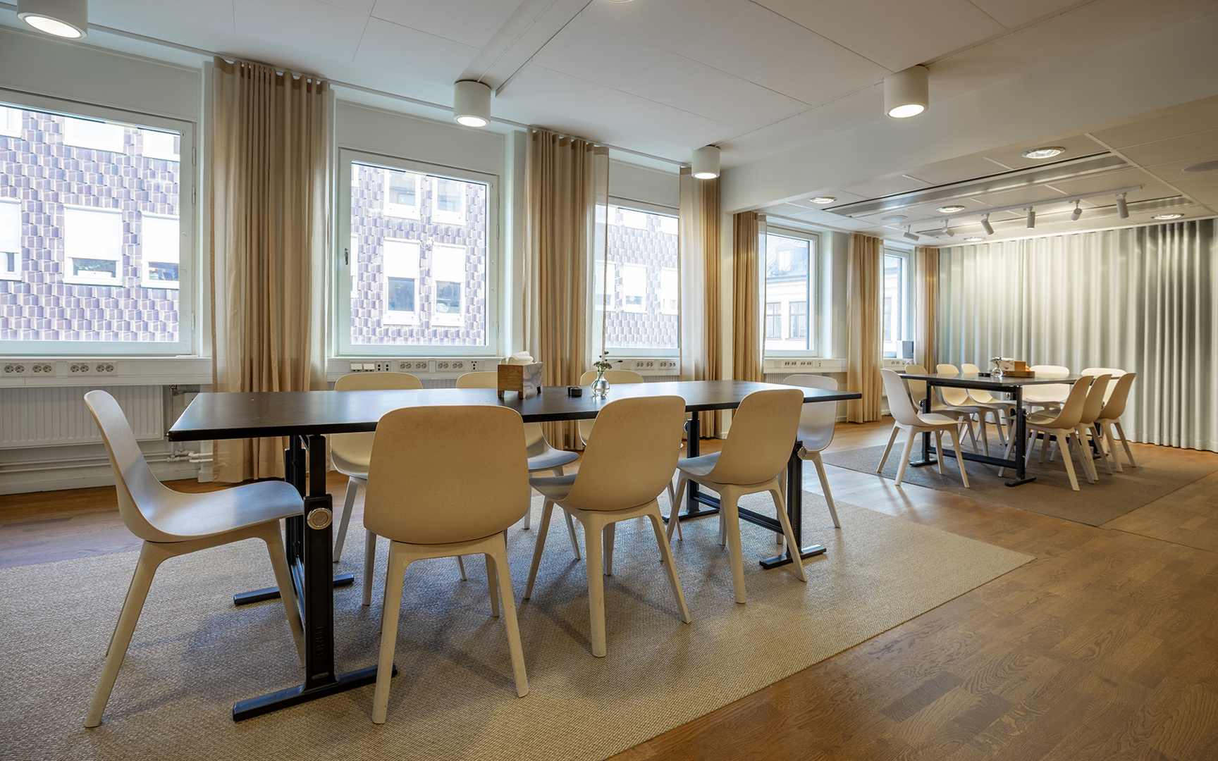 Öppen yta mot Brahegatan för personalmöten/lunchrum