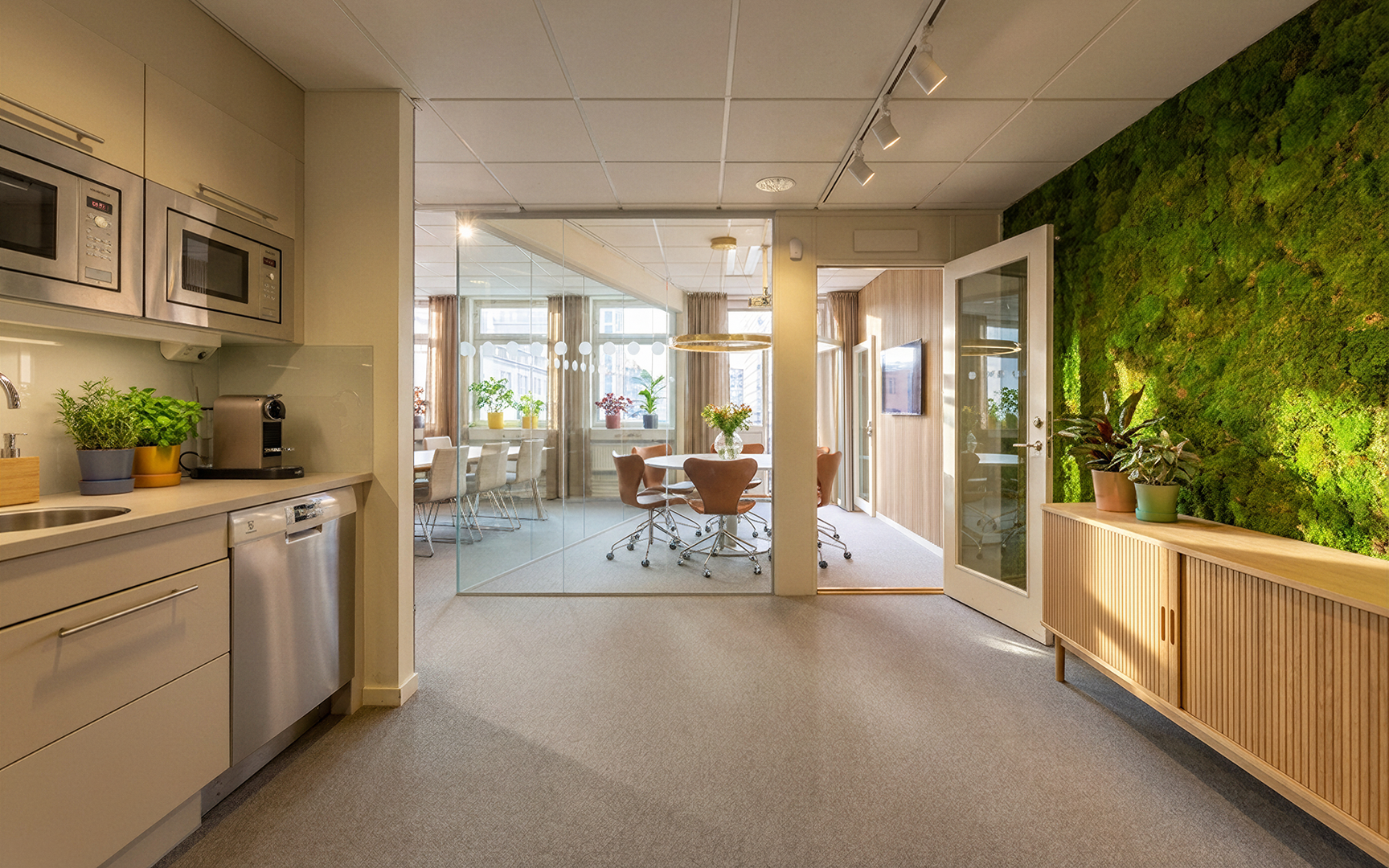 Pentry vid entré och mötesrum